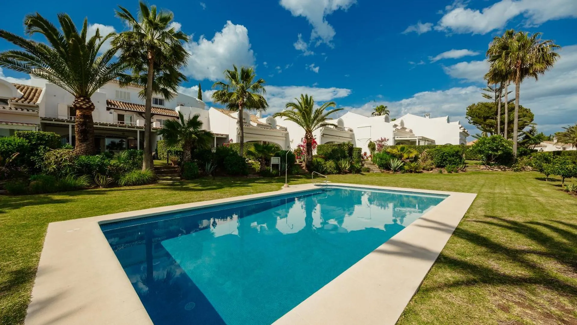 2 Storey Townhouse With Large Terrace Garden, Bbq And Close To The Beach, In Elviria, Μαρμπέλλα Διαμέρισμα