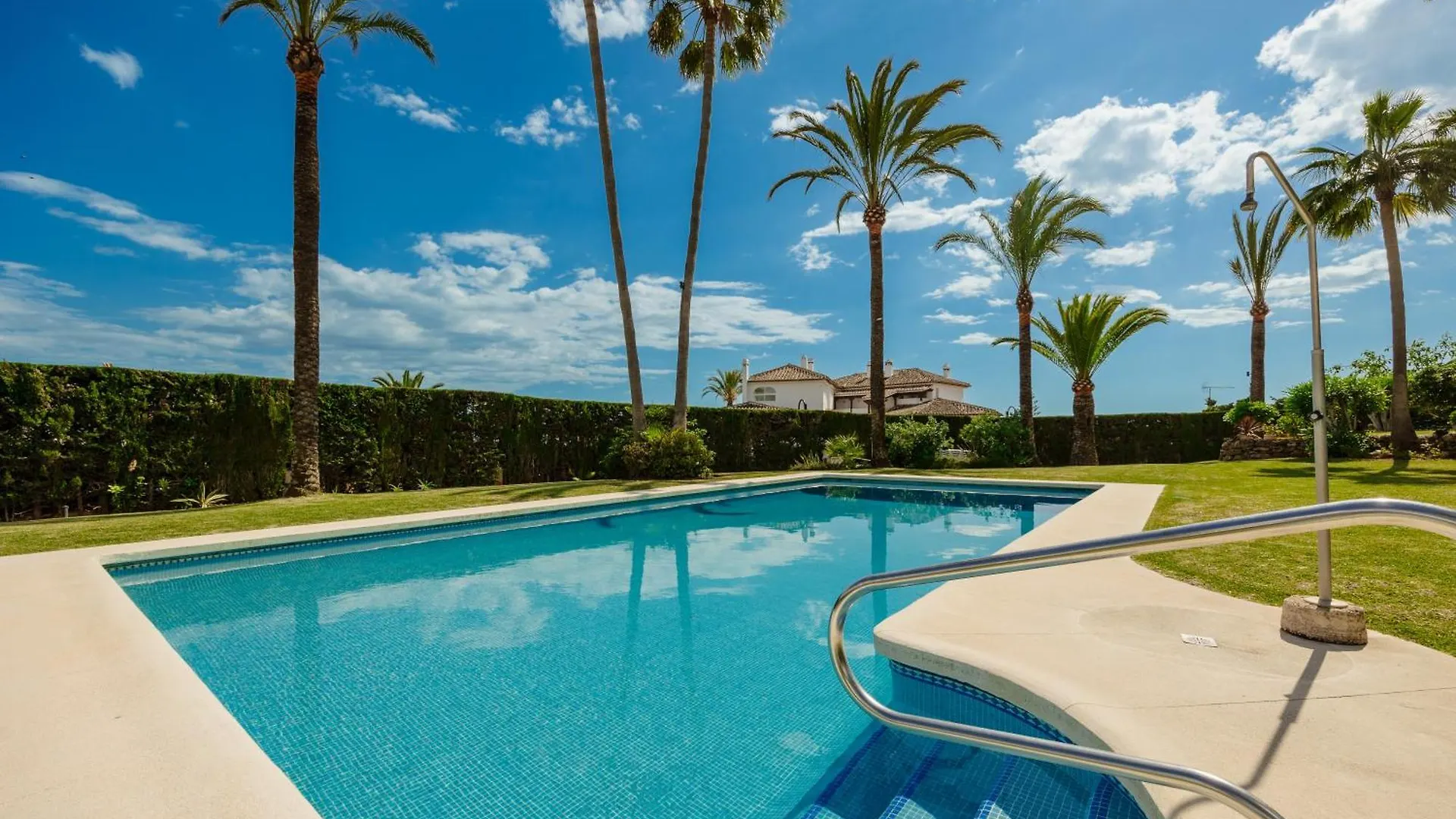 Διαμέρισμα 2 Storey Townhouse With Large Terrace Garden, Bbq And Close To The Beach, In Elviria, Μαρμπέλλα