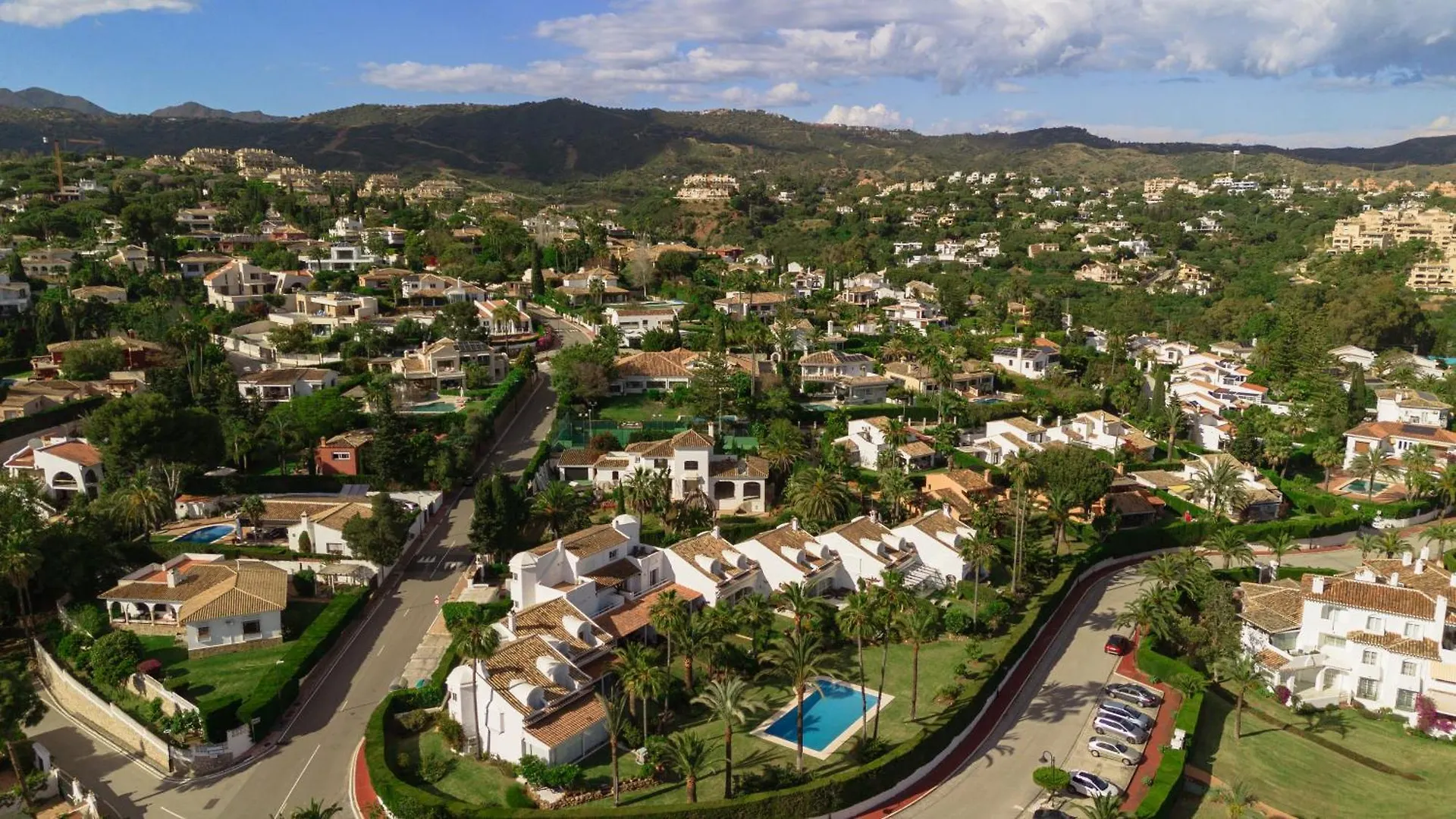 Διαμέρισμα 2 Storey Townhouse With Large Terrace Garden, Bbq And Close To The Beach, In Elviria, Μαρμπέλλα