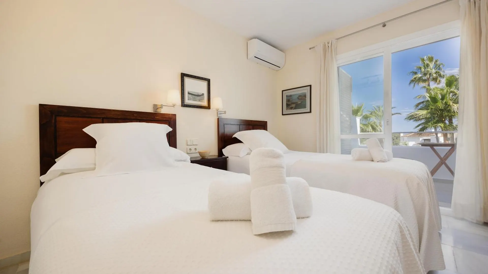 Διαμέρισμα 2 Storey Townhouse With Large Terrace Garden, Bbq And Close To The Beach, In Elviria, Μαρμπέλλα